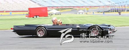 世界上最“扁”的汽車 躺著開！