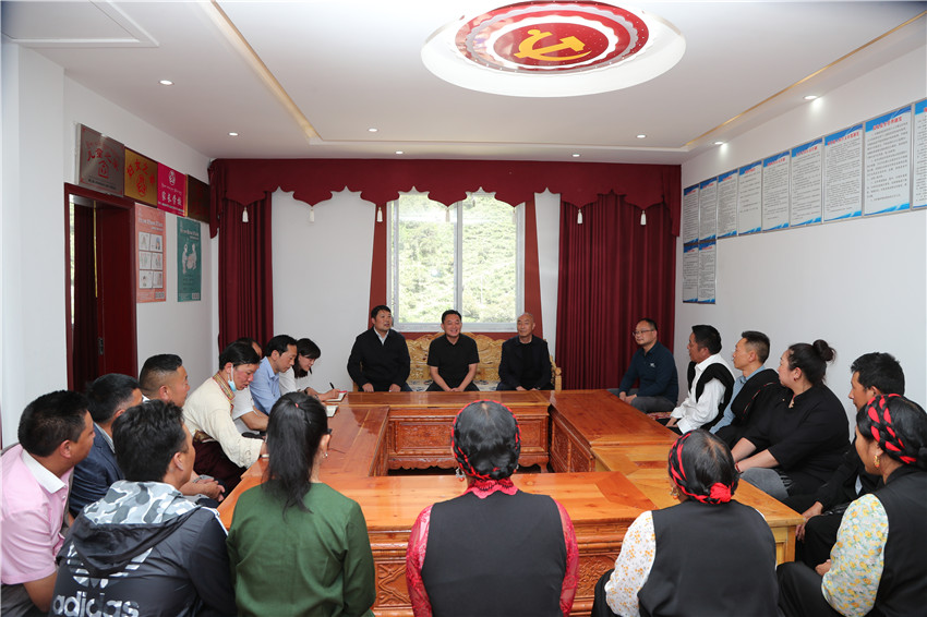 沈陽(yáng)在雅江縣.jpg 沈陽(yáng)在雅江縣.jpg