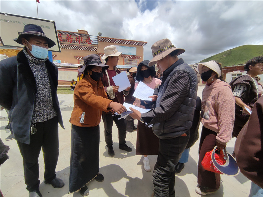 向群眾發(fā)放.jpg 向群眾發(fā)放.jpg