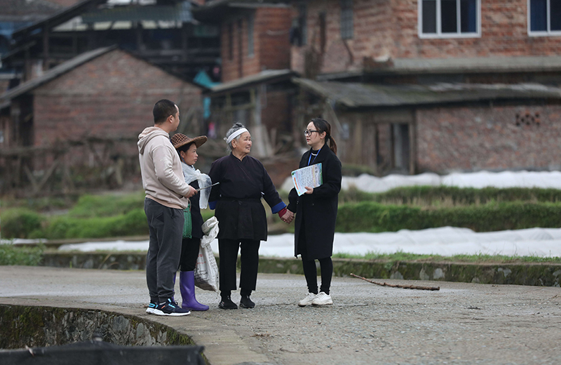 2022年3月24日，在廣西柳州市三江侗族自治縣良口鄉(xiāng)南寨村，紀(jì)檢監(jiān)察干部（右一、左一）在了解惠農(nóng)政策落實情況。
