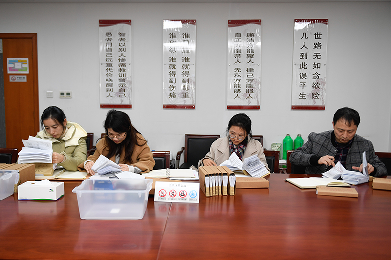 2020年1月8日，浙江寧波市北侖區(qū)紀(jì)委工作人員在檢查北侖區(qū)大數(shù)據(jù)發(fā)展管理中心2019年的公款消費票據(jù)，查找是否存在違規(guī)問題。