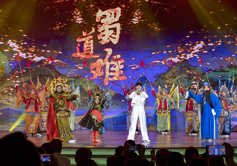 2023年10月13日，成都，“把青春華章寫在祖國大地上”大思政課網(wǎng)絡(luò)主題宣傳和互動引導(dǎo)活動在四川大學(xué)舉行。