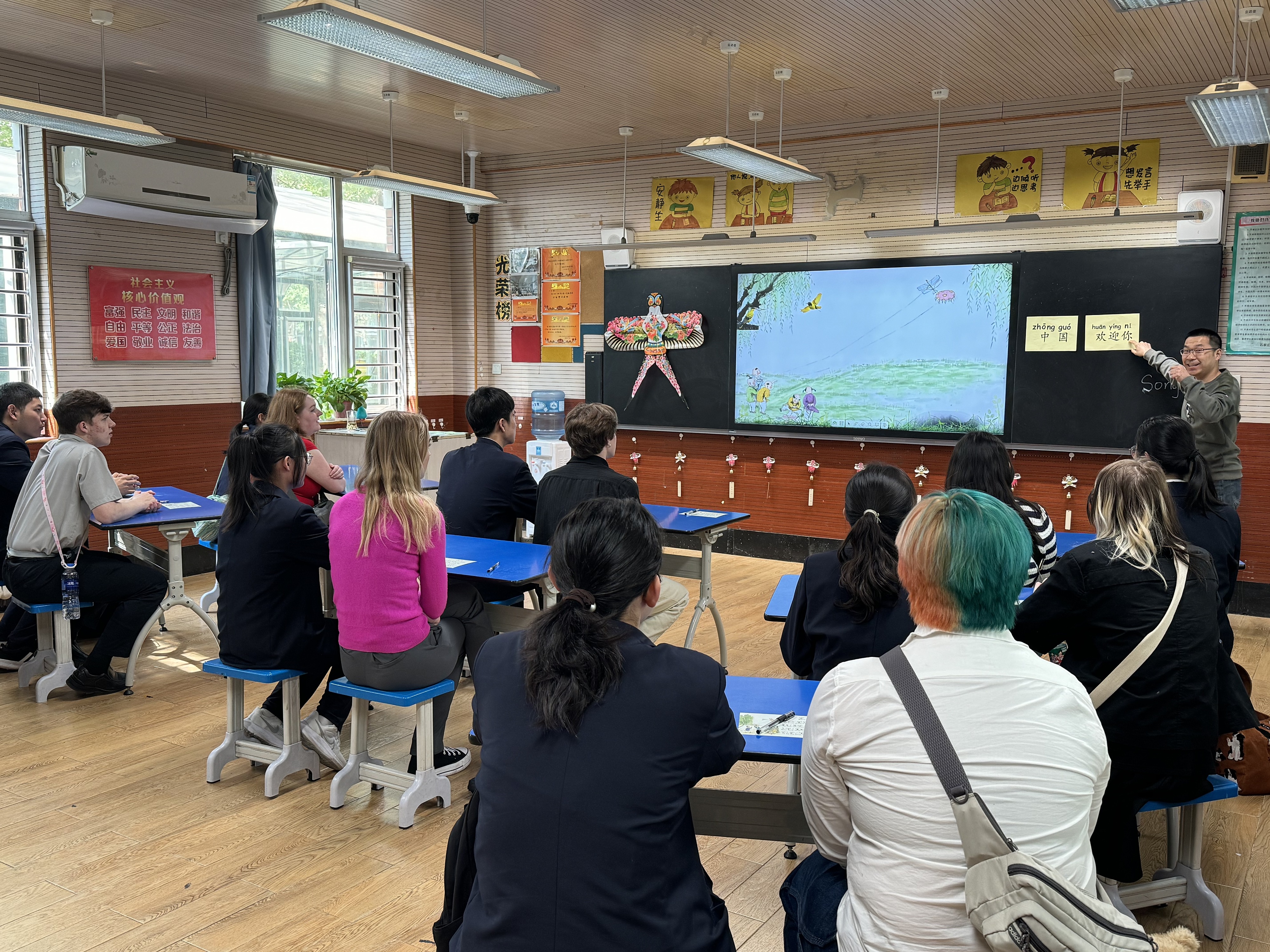 2024年4月20日，美國(guó)艾奧瓦州馬斯卡廷高中“友誼傳承”研學(xué)團(tuán)來到石家莊外國(guó)語學(xué)校，中美學(xué)生同上一節(jié)中文課。
