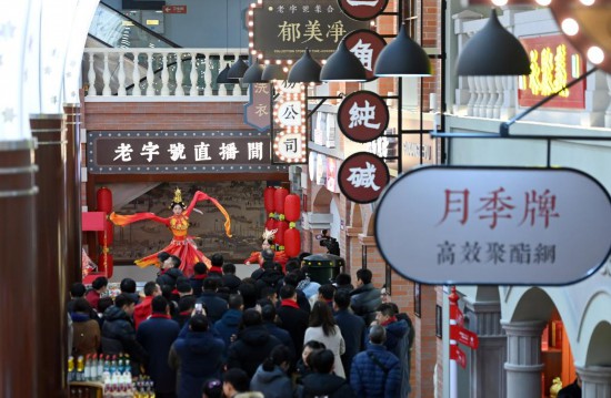 顧客在天津老字號(hào)集合店內(nèi)觀看演出。新華社記者 趙子碩 攝