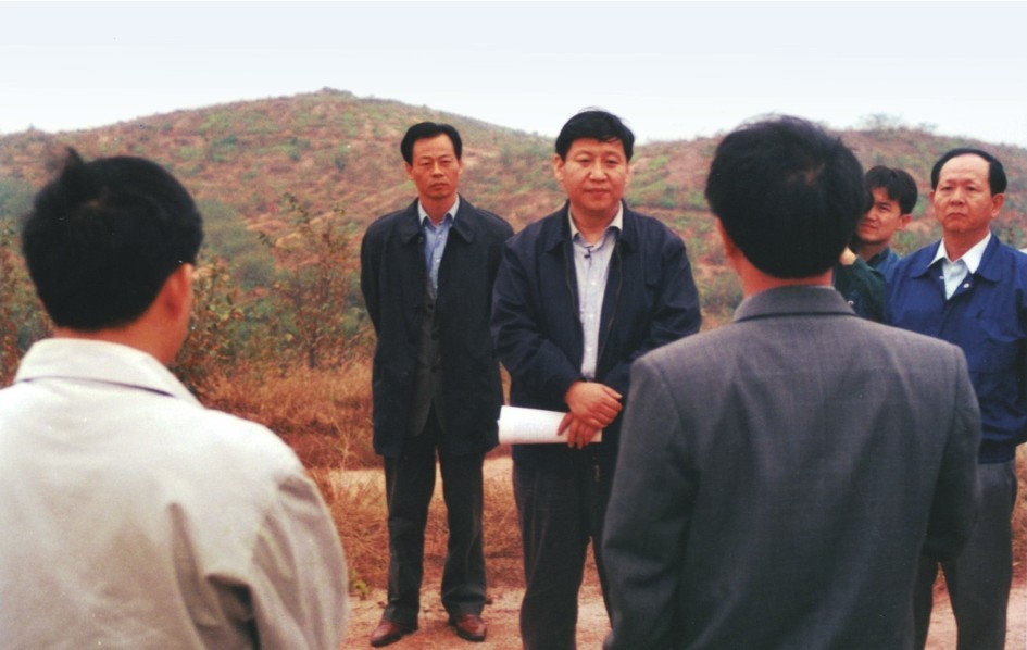 1999年11月，習(xí)近平在龍巖市長汀縣河田水土流失治理區(qū)調(diào)研。圖源：《習(xí)近平在福建（下）》