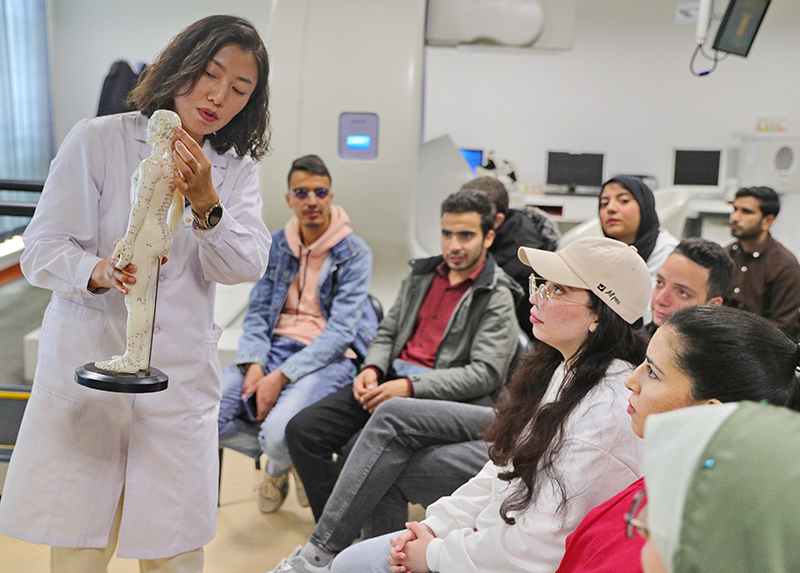 2023年4月19日，河北省秦皇島市中醫(yī)醫(yī)院醫(yī)務(wù)工作者為燕山大學(xué)外國留學(xué)生講解中醫(yī)經(jīng)絡(luò)知識。