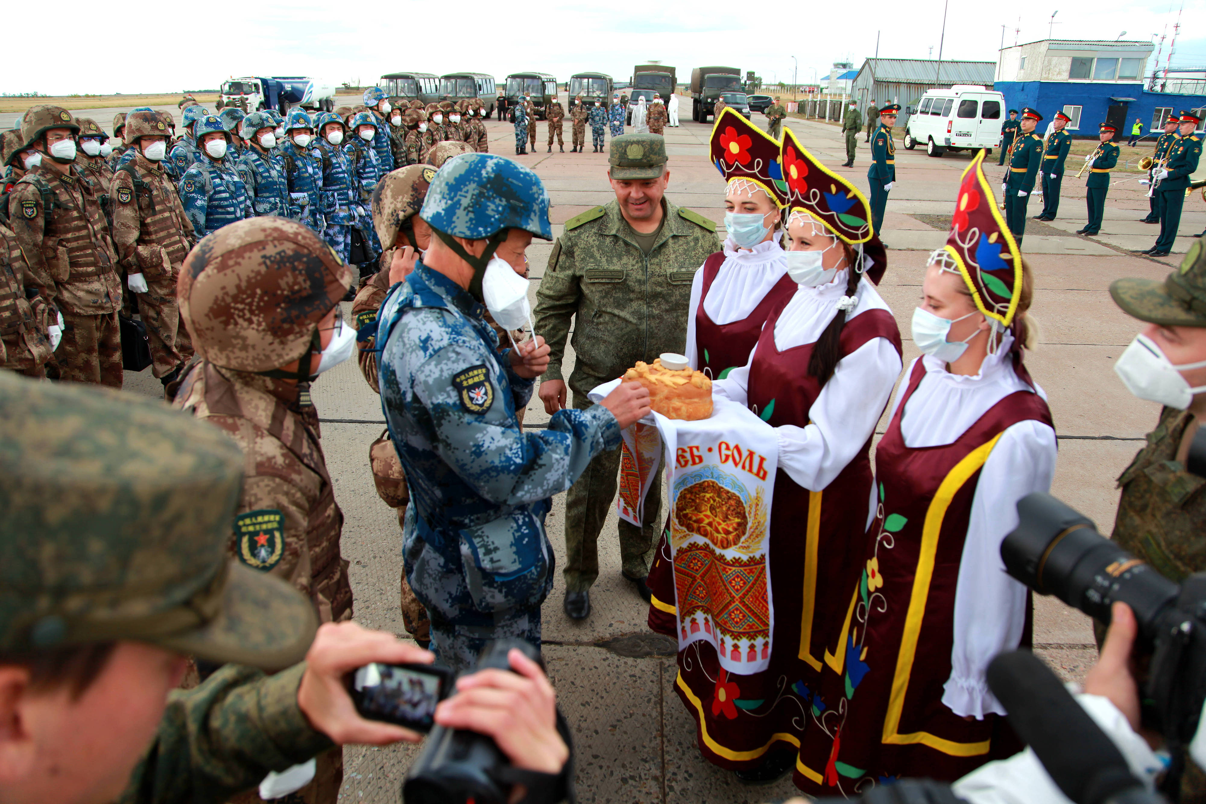 當(dāng)?shù)貢r(shí)間2021年9月10日，跨境參加“和平使命-2021”上海合作組織成員國(guó)聯(lián)合反恐軍演的中方部隊(duì)導(dǎo)演部抵達(dá)俄羅斯奧倫堡“東古茲”靶場(chǎng)演習(xí)地域。圖為俄方人員為中方人員舉行歡迎儀式。