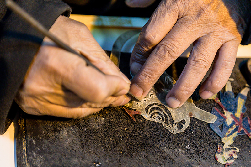 皮影非遺傳承人正在制作皮影。