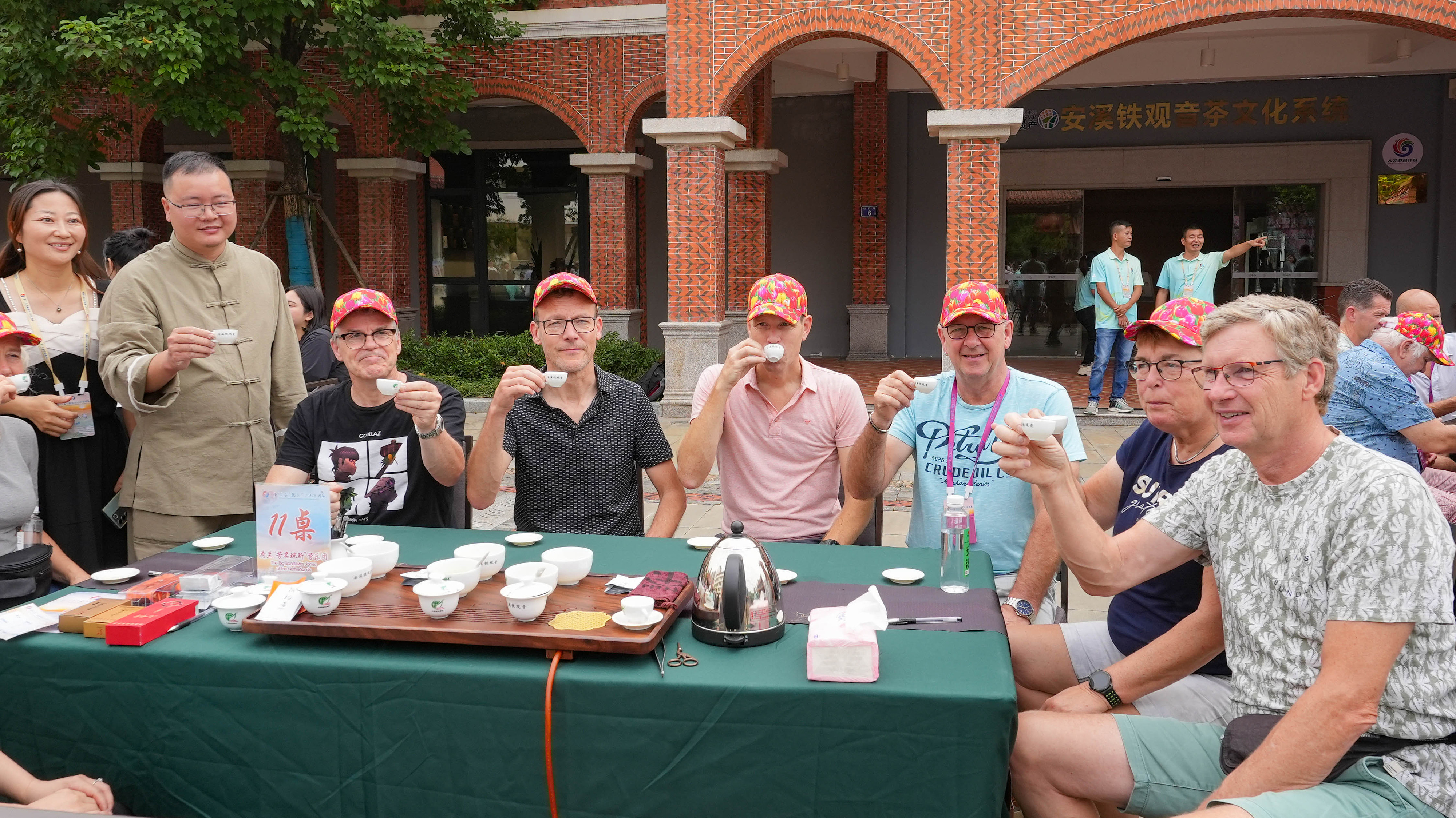 △2023年10月4日，福建泉州，外國人品中國茶。